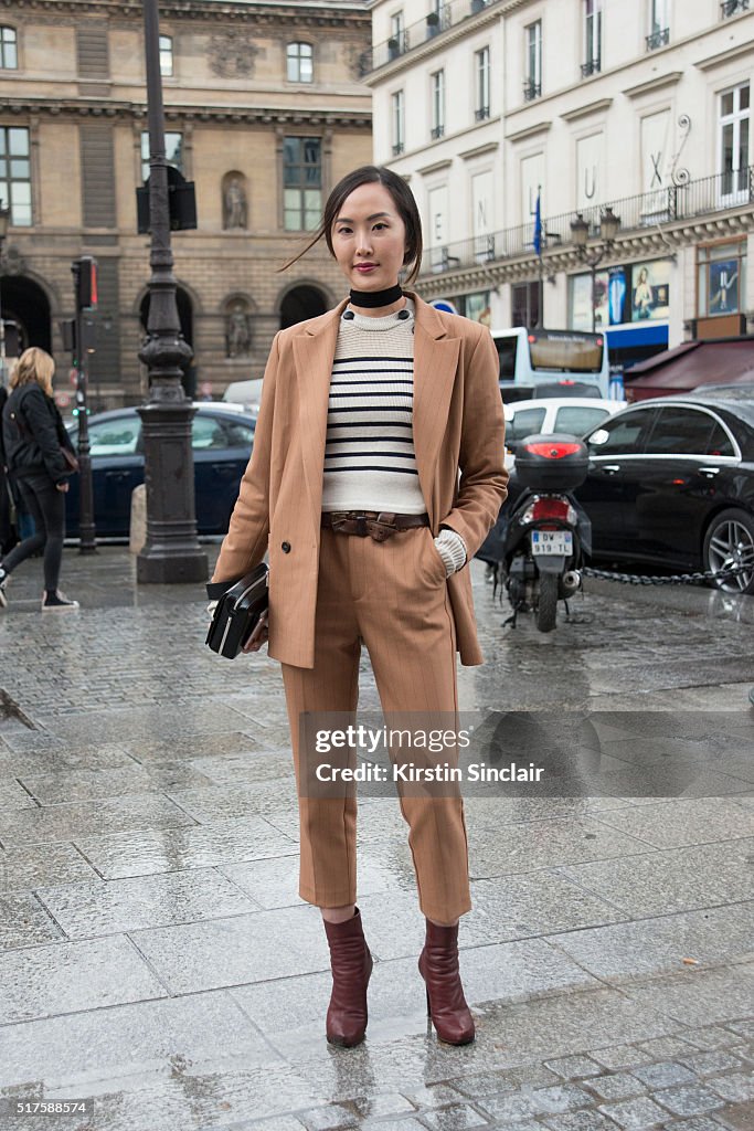 Street Style -Paris Fashion Week : Day Four Womenswear Fall Winter 2016/2017