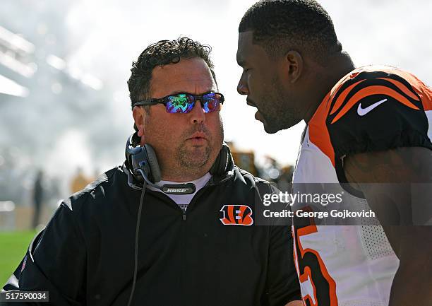 Defensive coordinator Paul Guenther of the Cincinnati Bengals talks to defensive lineman Wallace Gilberry during a game against the Pittsburgh...