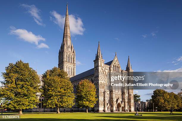 west front of salisbury cathedral in salisbury - wiltshire stock pictures, royalty-free photos & images