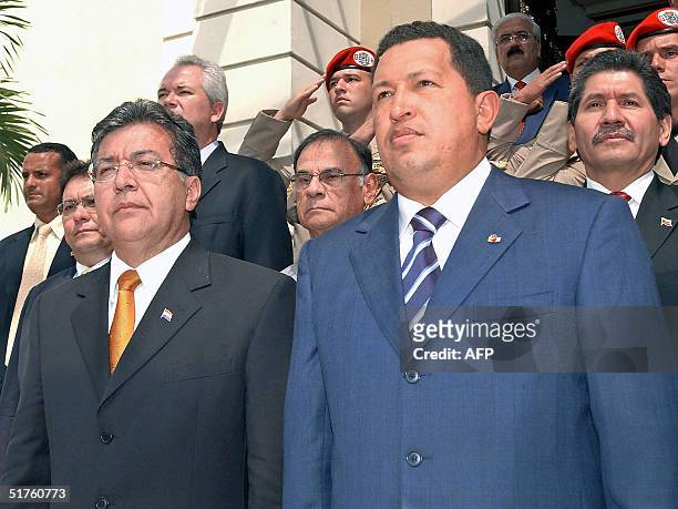 El presidente paraguayo Nicanor Duarte es recibido por su homologo venezolano Hugo Chavez en una ceremonia de honor en el palacio presidencial de...