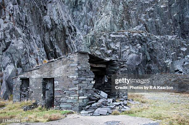 abandoned building at dinorwig quarry - dinorwic quarry stock pictures, royalty-free photos & images