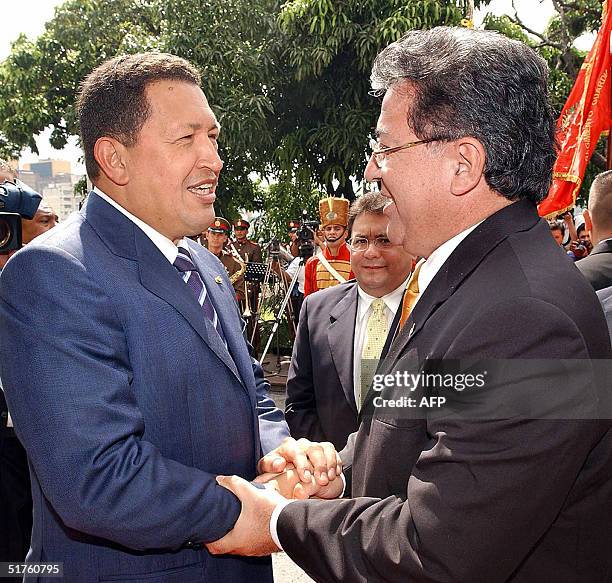 El presidente paraguayo Nicanor Duarte es recibido por su homologo venezolano Hugo Chavez en el palacio presidencial de Miraflores en Caracas el 18...