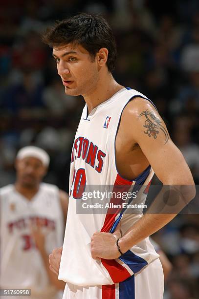 Richard Hamilton of the Detroit Pistons shows off his 2004 NBA News Photo - Getty Images