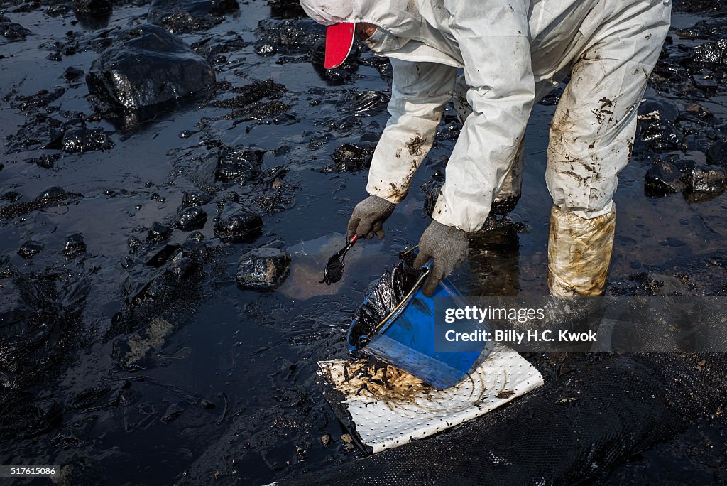 Oil Spill Stains Taiwan Coast After Container Ship Runs Aground
