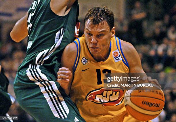 Maccabi Tel Aviv's Lithuanian player Sarunas Jasikevicius vies with an unidentified Villeurbanne's player, 18 November 2004 at the Astroballe stadium...