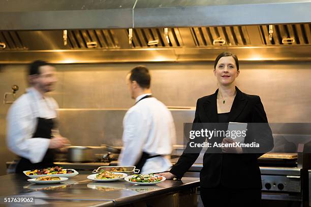 gerente de restaurante en una cocina comercial - action cooking fotografías e imágenes de stock