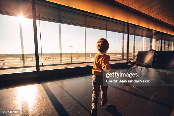 sie warten. - kid in airport stock-fotos und bilder