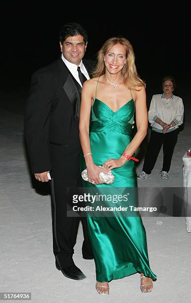 Lorenzo Luaces and Lili Estefan pose at the City of Hope Spirit of Life Gala on November 18, 2004 in South Beach, Florida.