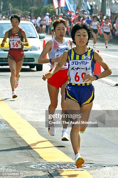 Mizuki Noguchi of Japan leads during the 23rd Nagya International Women's Marathon on March 10, 2002 in Nagoya, Aichi, Japan.