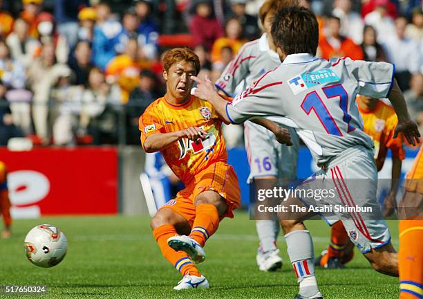 Masaaki Sawanobori of Shimizu S-Pulse scores his team's first goal during the J.League match between Shimizu S-Pulse and FC Tokyo at the Nihondaira...