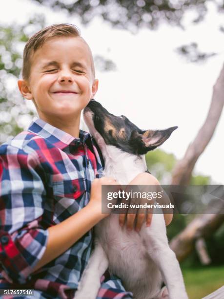 cachorro perro lamer travieso poco de niño cara en parque - kid face dog lick fotografías e imágenes de stock