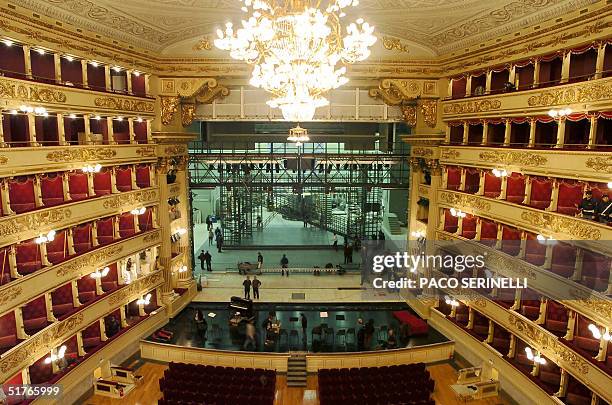 Workers give the final touch to opera house La Scala in Milan, 19 Novembre 2004. After three years of renovation, the 18th century theater in the...