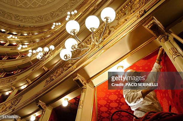 Worker gives the final touch to the opera house La Scala in Milan, 19 Novembre 2004. After three years of renovation, the 18th century theater in the...