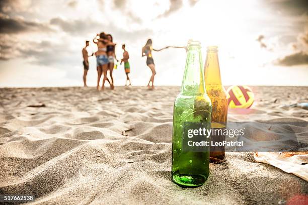 amis appréciant une fête sur la plage - fête de plage photos et images de collection