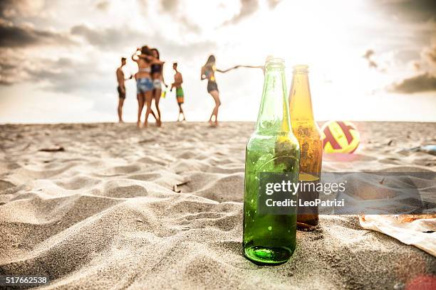 amici godono di una festa in spiaggia - beer close up foto e immagini stock