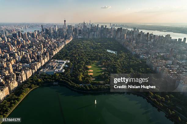aerial over central park looking at manhattan - central park manhattan fotografías e imágenes de stock
