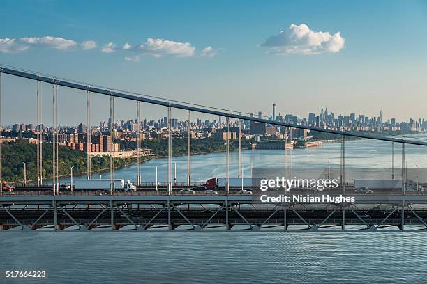 george washington bridge with nyc in background - george washington bridge foto e immagini stock