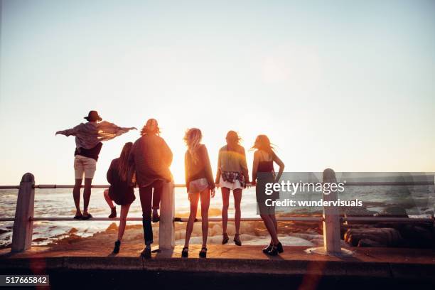 boho-stil freunden sie den strand auf einem straße reise - girl beach sunset stock-fotos und bilder