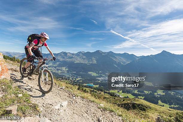 mountainbiken über lenzerheide, schweiz - mountainbike stock-fotos und bilder