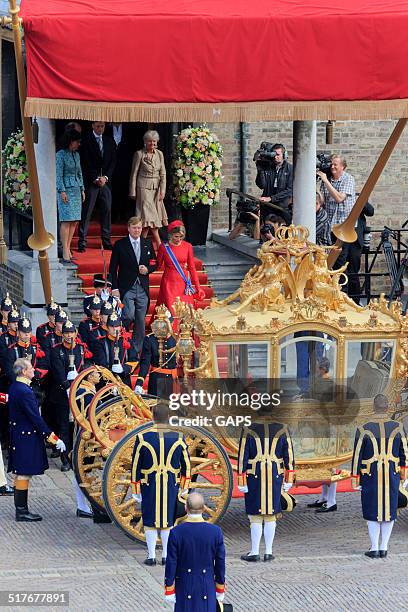 dutch royals leaving binnenhof during prinsjesdag in the hague - prinsjesdag stockfoto's en -beelden