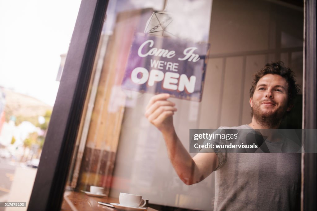 Hipster Mann Drehen öffnen sich zu Tür Kaffee Shop