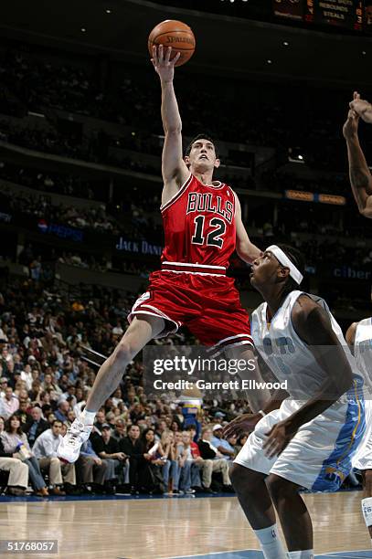 Kirk Hinrich of the Chicago Bulls shoots against the Denver Nuggets on November 19, 2004 at Pepsi Center in Denver, Colorado. NOTE TO USER: User...