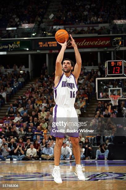 Predrag Stojakovic of the Sacramento Kings shoots the ball against the Memphis Grizzlies during the game on November 19 at Arco Arena in Sacramento,...