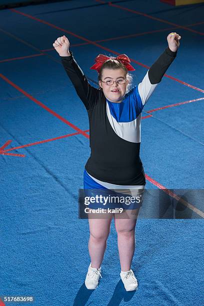 teenager-mädchen mit down-syndrom sport - teen cheerleader stock-fotos und bilder
