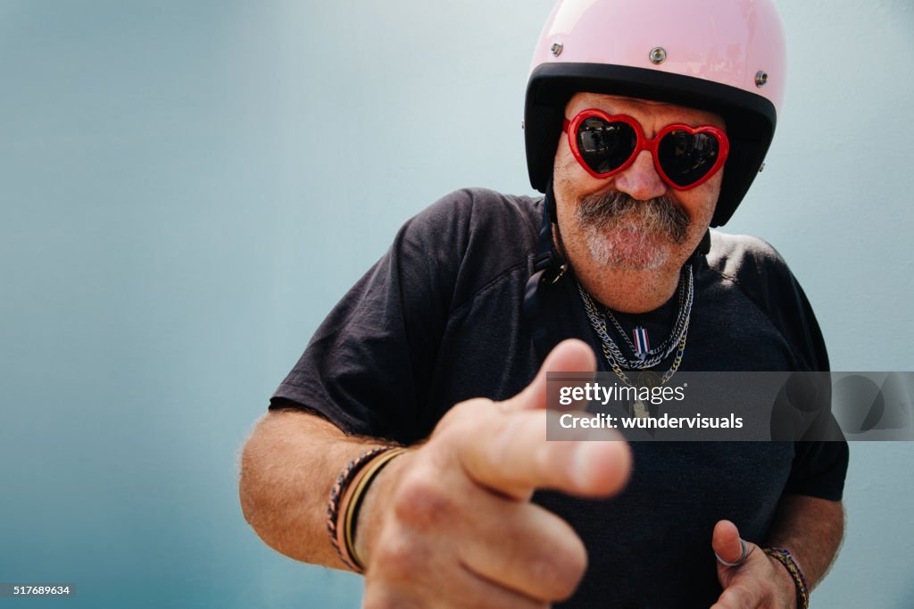 Divertente nonno con casco e occhiali da sole di cuore rosa