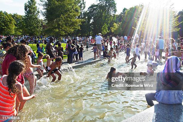 summer crowd at kensington gardens - princess diana memorial fountain stock pictures, royalty-free photos & images