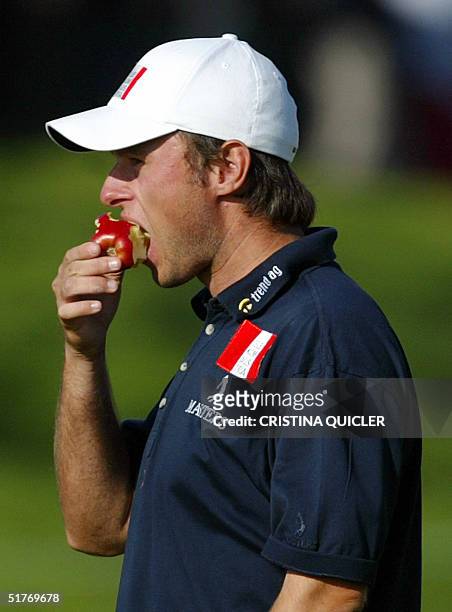 Austrian Martin Wiegele eats an apple during the third round of the 2004 World Championships in Seville Spain, 20 November 2004. AFP PHOTO/ Cristina...