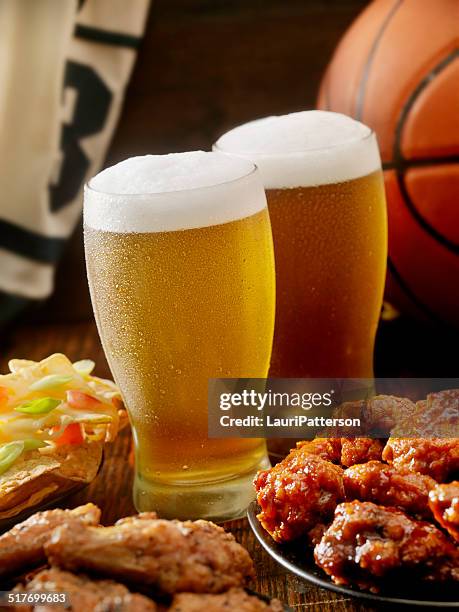 cerveja e asas de basquetebol - calcio sport imagens e fotografias de stock