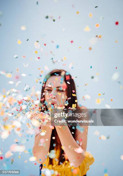 retrato de mulher assoar fofinho enfeites de natal festa - middle age imagens e fotografias de stock