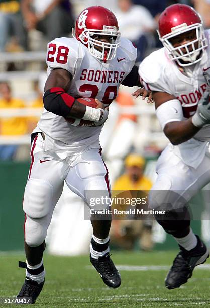 Running back Adrian Peterson of the University of Oklahoma Sooners rushes against the Baylor University Bears on November 20, 2004 at Floyd Casey...