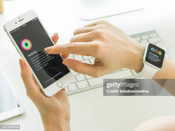 apple watch, 42 mm edelstahl mit weißen sport-band - betriebssystem stock-fotos und bilder