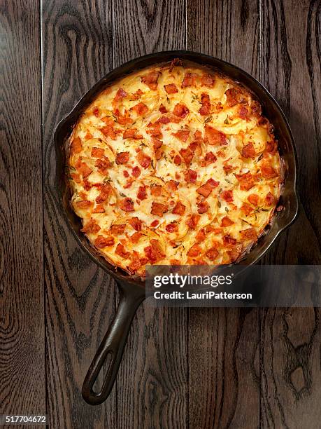 skillet baked, scalloped potatoes with bacon - aardappelgratin aardappel stockfoto's en -beelden