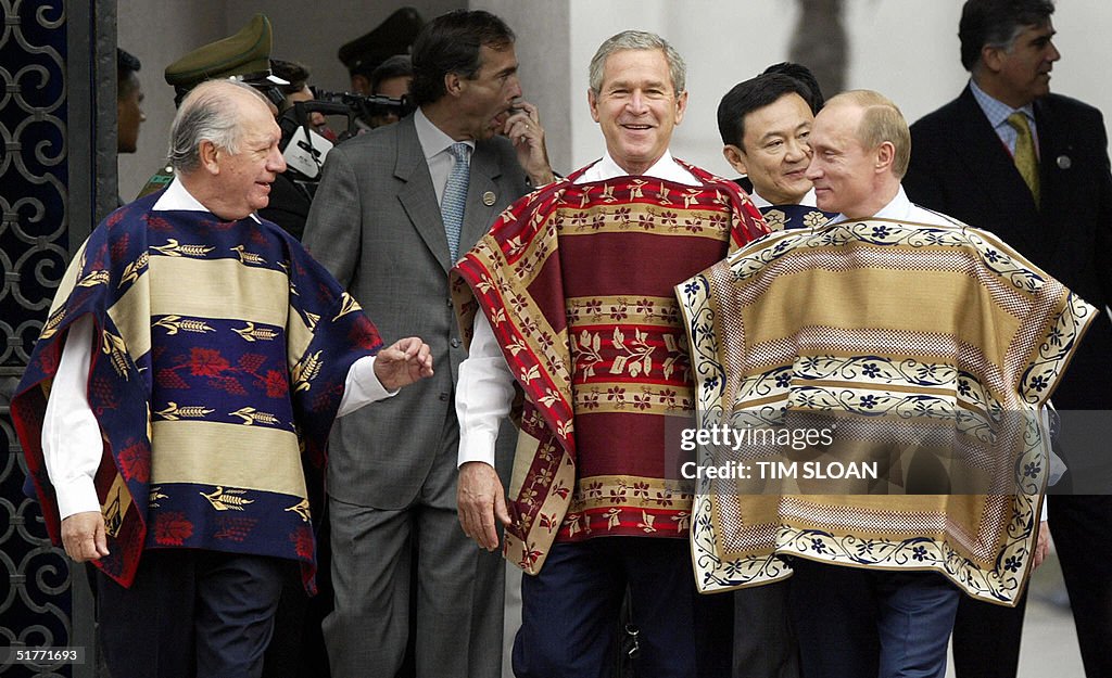 US President George W. Bush (C) wearing