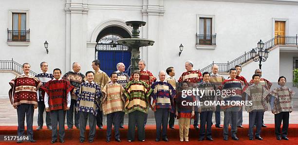 The APEC leaders await for the family picture, 21 November 2004 at La Moneda Presidential Palace in Santiago. From L to R: Mexican President Vicente...