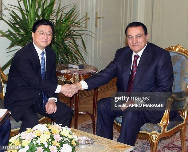 Egyptian President Hosni Mubarak meets with Chinese Vice Prime Minister Huang Ju in Cairo 21 November 2004. AFP PHOTO/AMRO MARAGHI