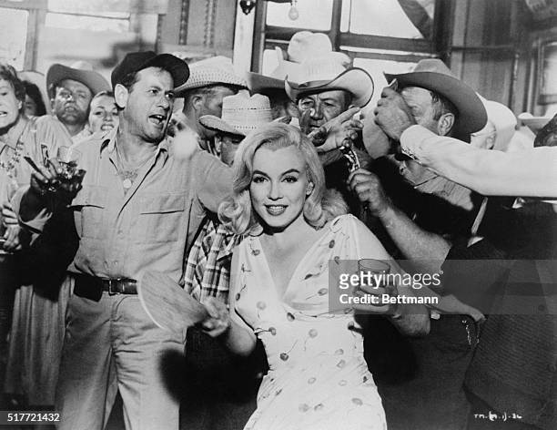 Eli Wallach as Guido and Marilyn Monroe as Roslyn Taber, in The Misfits.