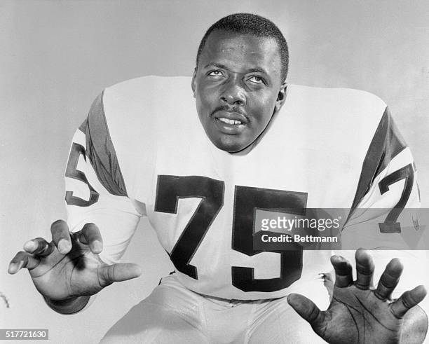 Dave "Deacon" Jones played defensive end for the Los Angeles Rams .