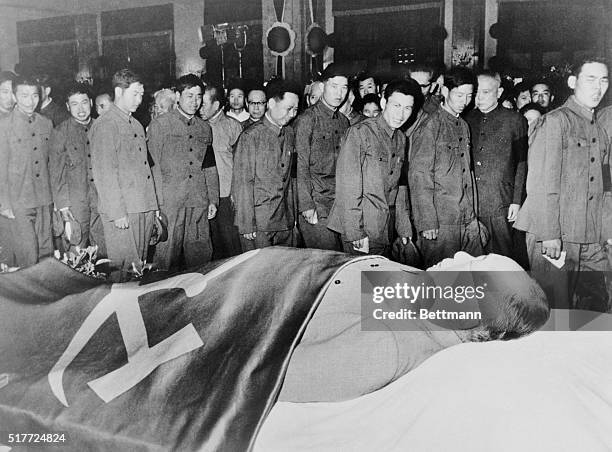 COMMANDERS AND FIGHTERS OF THE CHINESE PEOPLE'S LIBERATION ARMY, WITH BOUNDLESS PROFOUND PROLETARIAN FEELINGS, PAYING RESPECTS TO THE REMAINS OF THE...