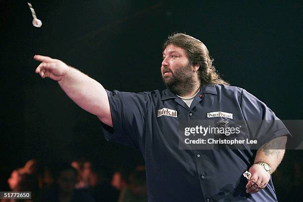 Andy Fordham in action during the Showdown match between Phil Taylor and Andy Fordham at The Circus Tavern on November 21, 2004 in Purfleet, England.