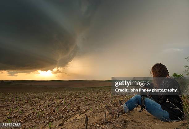 woman photographer on a storm, nebraska, usa. - caçador de tempestades imagens e fotografias de stock