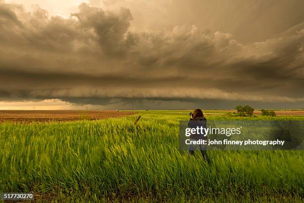 woman photographer on a storm, north central kansas. usa. - caçador de tempestades imagens e fotografias de stock