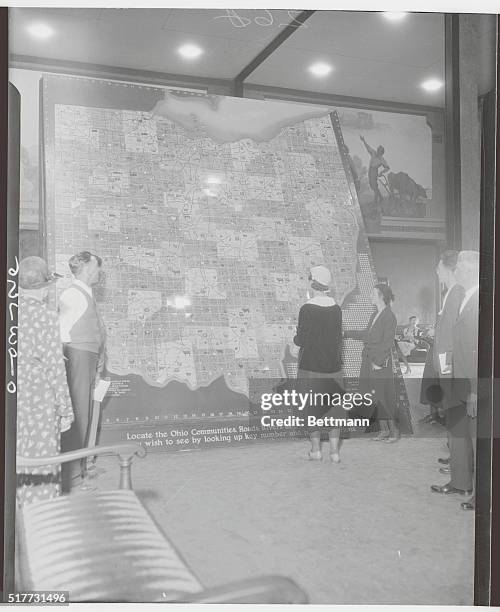 Finding your way around Ohio...At Chicago Exhibition. Chicago: This remarkable mechanical map of the staff of Ohio is attracting huge crowds to the...