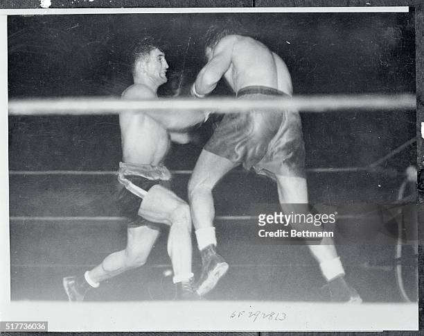 Here is a bit of action from the tenth and final round of the middleweight match between Young Corbett of Fresno, former world's welterweight...