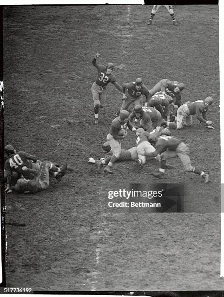 Hank Soar, of the NY Giants, carries the ball for a two-yard gain in the second quarter of the game between the Giants and the Washington...