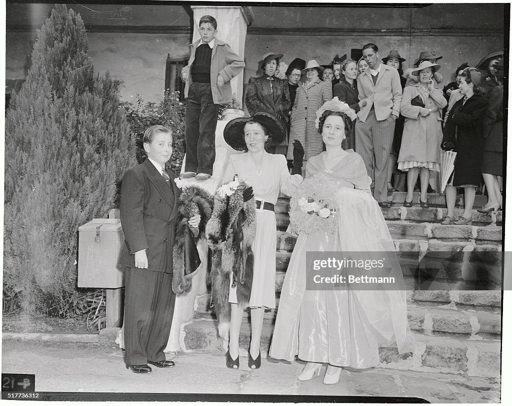 Tony Furness, Thelma Furness, and Mrs. Gloria Vanderbilt Arrive at Wedding