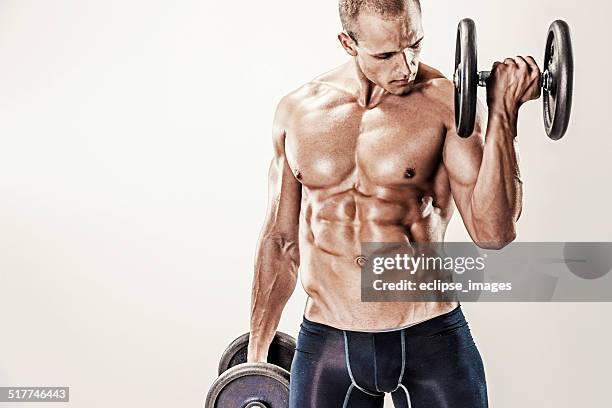 bodybuilder exercice - musculation des biceps photos et images de collection